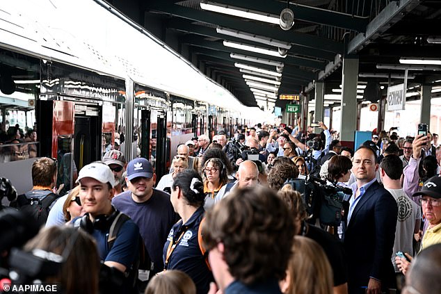 Transport chaos in Sydney as all peak hour trains heading west are affected by major failure